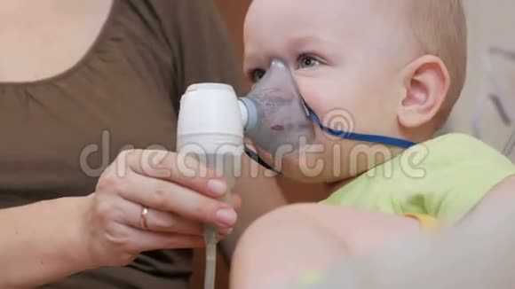 妈妈拿着口罩对着婴儿吸入器在家里吸药治疗气道炎症视频的预览图