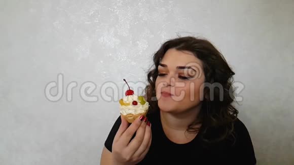 美丽饱满漂亮的女孩表情甜美的食物蛋糕惊喜的情绪美味视频的预览图