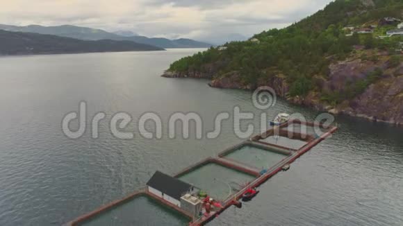 挪威鲑鱼养殖场的鸟瞰图视频的预览图