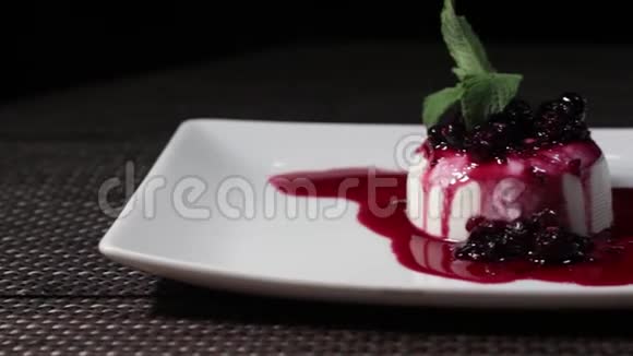 白色盘子上的一块棉花蛋糕镜头从左边向右移动视频的预览图