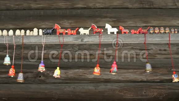 传统节日色彩鲜艳的俄罗斯木制玩具视频的预览图