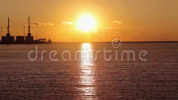 日落时在海港的起重机海港附近的港口美丽的海景日落时的大型海港视频的预览图