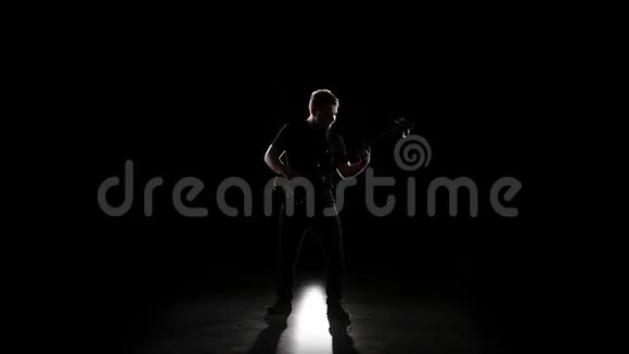 独奏低音吉他表演中的一位年轻音乐家视频的预览图