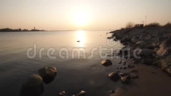 博尔德海滩日落晴空万里鲜艳的暖色视频的预览图