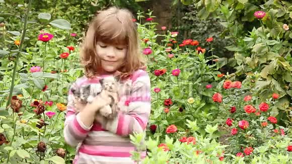 小女孩抱着两只小猫视频的预览图