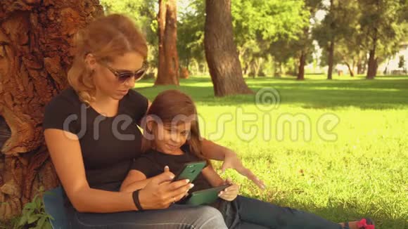 在公园享受欢乐时光的家庭视频的预览图