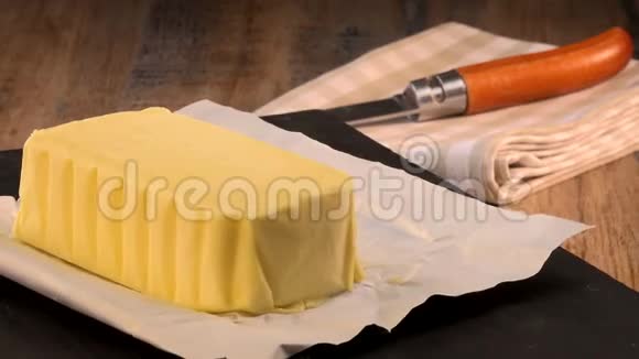 准备吃的黄油包裹板视频的预览图