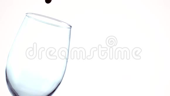 侍酒师把红酒倒进杯子里视频的预览图