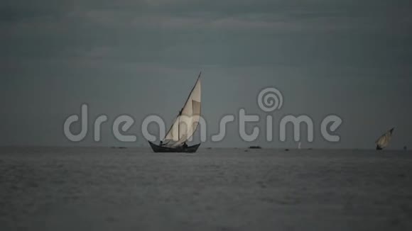 清晨帆船的美丽景观和人们一起去非洲海上捕鱼视频的预览图