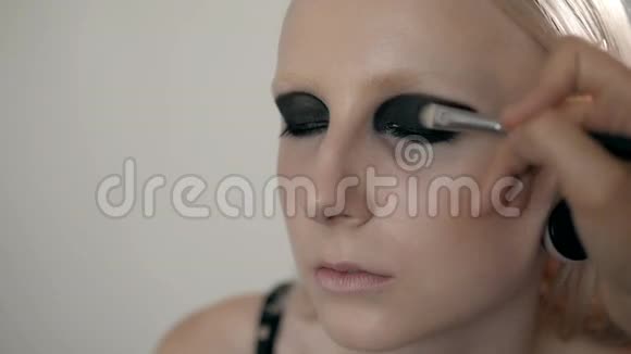 女性肖像脸与鞋面哥特式化妆艺术家视频的预览图