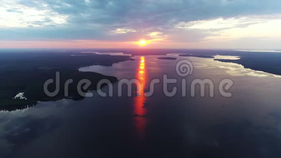 空中观景神奇的天空倒映在水中湖面上美丽的日落视频的预览图