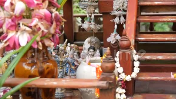 泰国花园中装饰精美的传统佛教祭坛有鲜花和各种象征人物视频的预览图