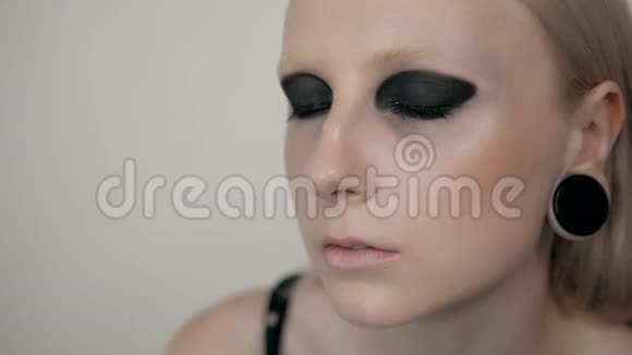 女性肖像脸与鞋面哥特式化妆艺术家视频的预览图