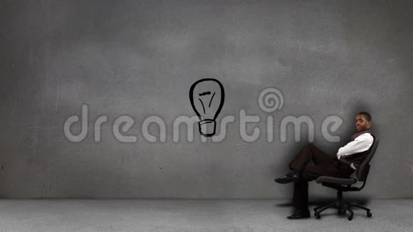 商人坐在活跃的云层前在灯泡周围盘旋视频的预览图