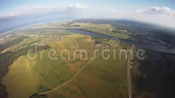 专业跳伞运动员在绿地上空飞行阳光明媚极端身高视频的预览图