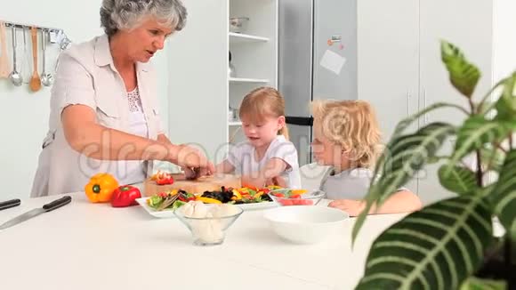 孩子们和他们的祖母一起做饭视频的预览图