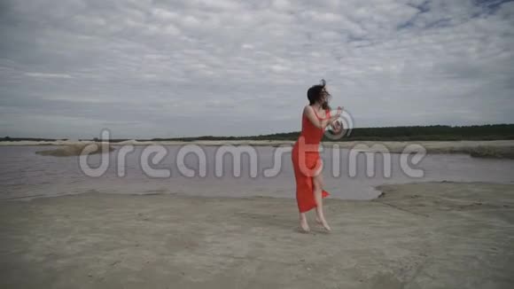 女人在海滩上跳舞视频的预览图