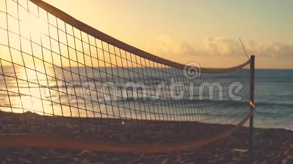 沙滩排球网和美丽的日出视频的预览图