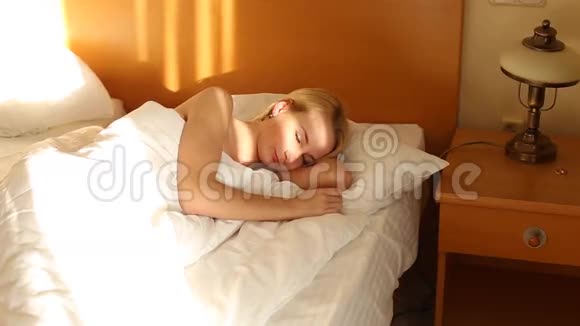 新鲜快乐的女人在床上醒来视频的预览图