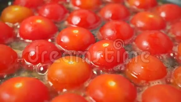 炸红樱桃西红柿近镜头视频的预览图