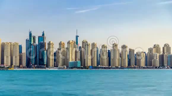 朱美拉海滩住宅从棕榈朱美拉与海时间推移阿拉伯联合酋长国迪拜视频的预览图