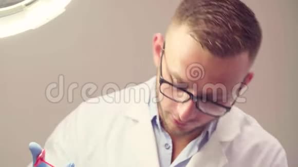 做隆唇手术的男医生视频的预览图