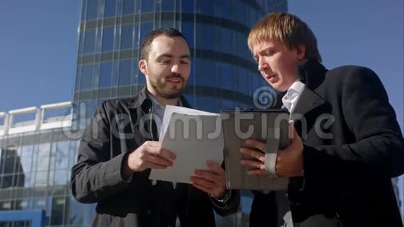 两个年轻商人讨论文件视频的预览图