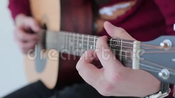 一个弹声吉他特写的人视频的预览图