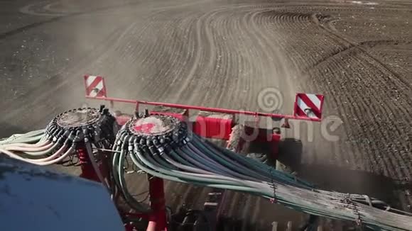 农业拖拉机在田间工作播种的时间种植作物视频的预览图