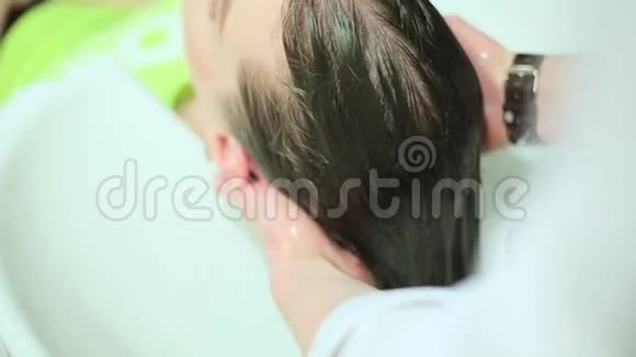一个在理发店洗头的女孩视频的预览图