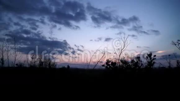 日落时的自然景观从车上拍摄的录像视频的预览图
