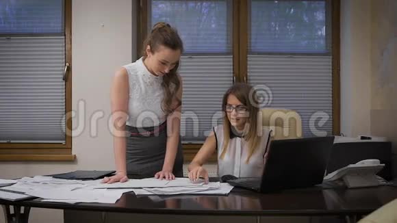 两个年轻的商业女性在一个严肃的项目上工作他们紧张的处境他们对术语和视频的预览图