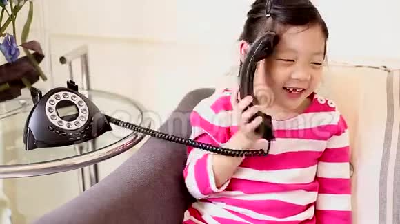 孩子女孩用幸福的传统电话交谈视频的预览图