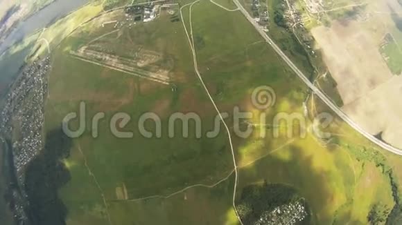 专业跳伞运动员在空中飞行极限运动晴天风视频的预览图
