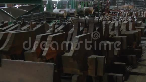 冶金厂的仓库切割机3视频的预览图