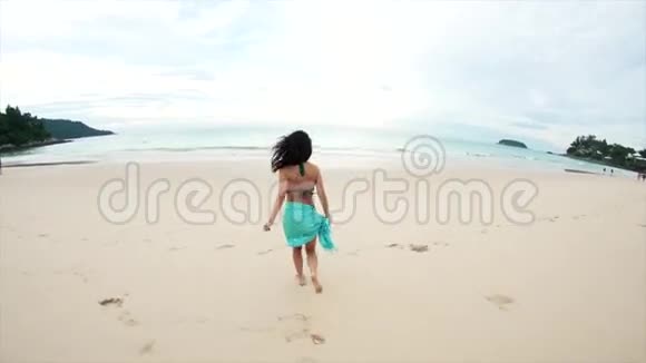 年轻快乐的女旅行者奔向大海视频的预览图
