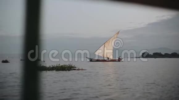 清晨在非洲海上看到帆船的美丽景色船和人一起去钓鱼视频的预览图