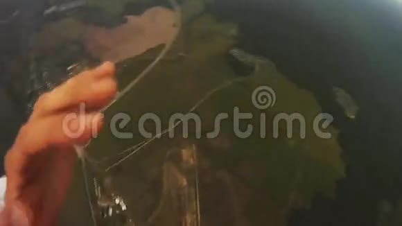 专业跳伞运动员在空中飞行风极端身高景观视频的预览图