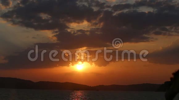 在海面的夕阳下女孩的轮廓出现在地平线上视频的预览图