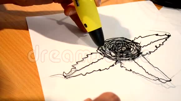 3D笔画一个花黑色轮廓特写视频的预览图