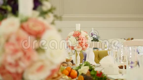 很棒的婚礼花束放在桌子上视频的预览图