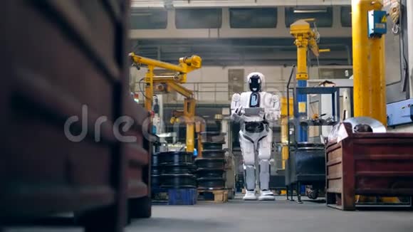 有工业设备和机器人的工厂单位视频的预览图