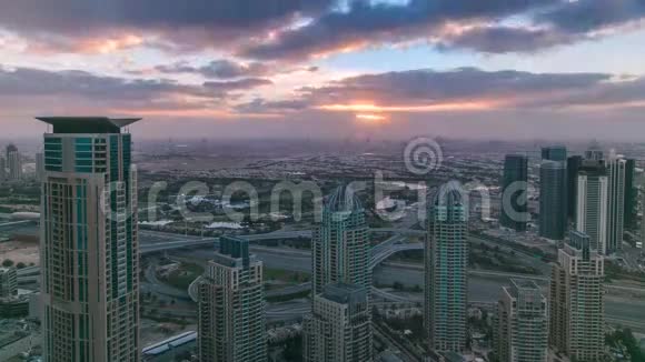 迪拜码头日出塔楼和港口游艇从迪拜摩天大楼阿联酋时间4K视频的预览图