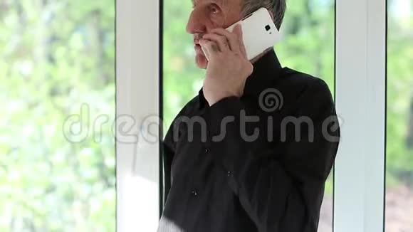 一个人用手机说话表情严肃视频的预览图