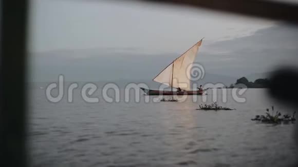 非洲海上帆船的美丽景色船和人一起去钓鱼平静的风景视频的预览图