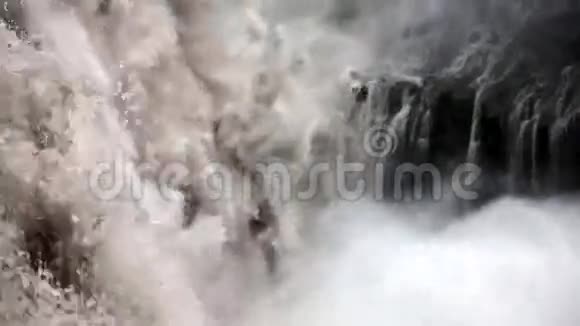 冰岛的引爆瀑布视频的预览图