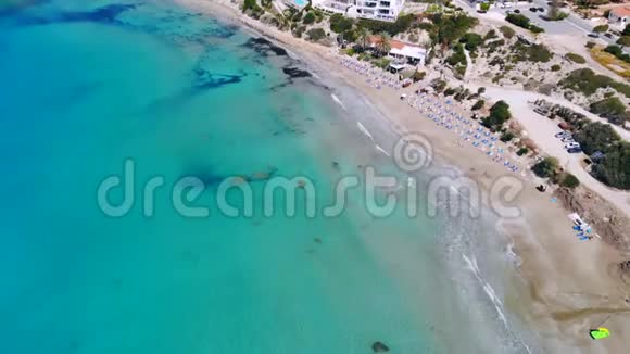 清澈的地中海沙滩鸟瞰塞浦路斯视频的预览图