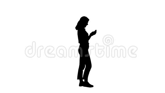 剪影休闲年轻女子在手机上打字视频的预览图