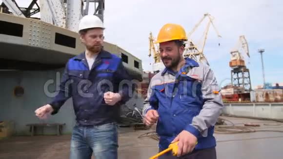 有趣的舞蹈码头工人和工程师航运货运港视频的预览图