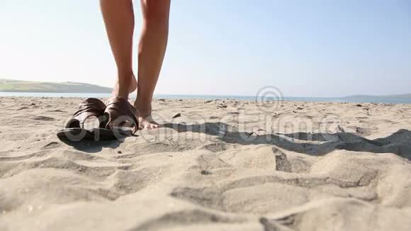 在海滩上穿凉鞋的女人视频的预览图